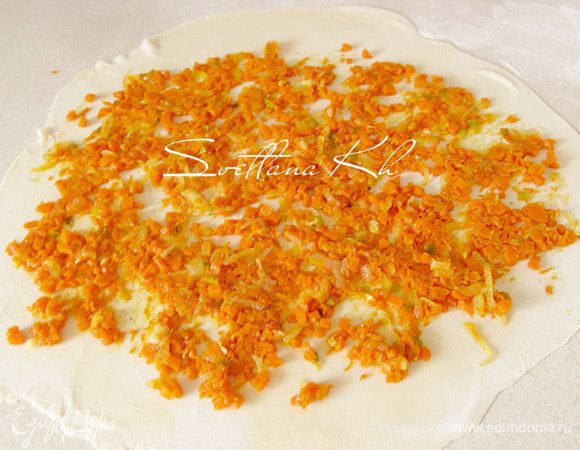 Тесто раскатать очень тонким слоем, до прозрачности, но чтобы оно не рвалось. Разложить начинку по всей поверхности, оставляя краешки.