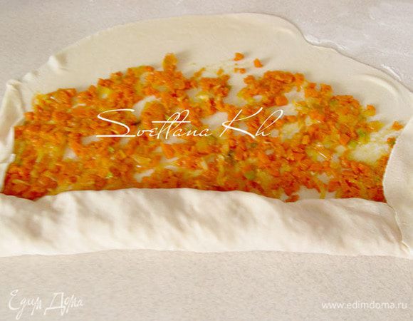 Свернуть рулетом, при этом заворачивая внутрь краешки...