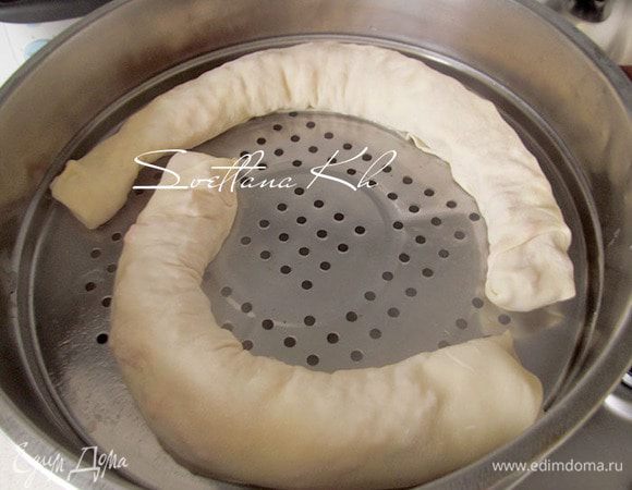 Готовые рулетики выложить в пароварку или мантышницу, на смазанный растительным маслом лист, и поместить его над кипящей водой.
 Готовить 30 минут на среднем огне. Готовые рулеты нарезать кусочками и подавать с соусом.