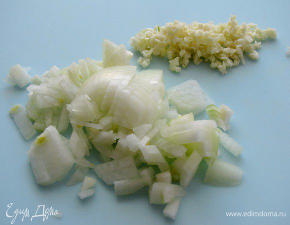 Лук и чеснок мелко нарезать.