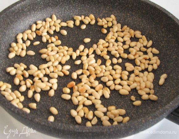 Орешки обжарить на сухой сковороде, помешивая. Затем порубить в крошку.