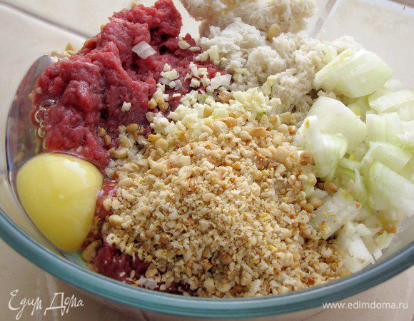 Фарш выложить в миску, добавить размоченный хлеб, лук, чеснок, орехи. Посолить, поперчить, ввести яйцо и хорошенько вымесить.