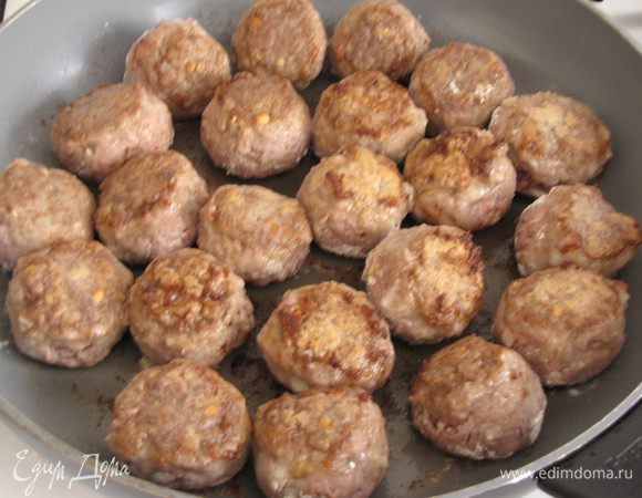 Скатать из получившегося фарша шарики, диаметром примерно 3,5 см. Обвалять каждый в муке и жарить на разогретом масле по две минуты с каждой стороны.