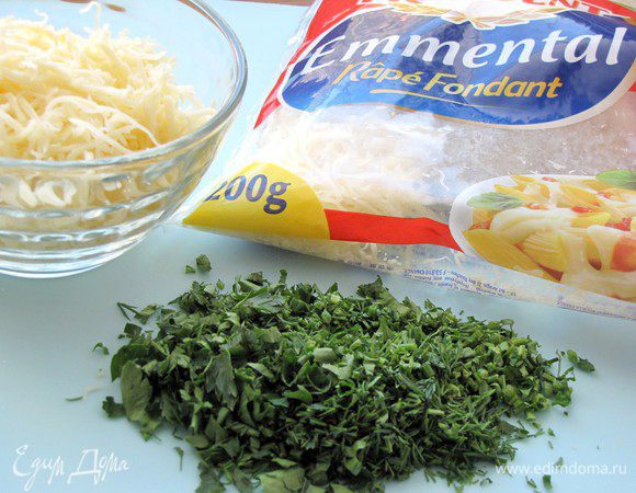 Для соуса зелень измельчить вместе с сыром. У меня был уже натертый эмментальский сыр.