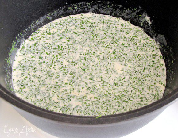 Сливки нагреть, не доводя до кипения. Добавить зелень, сыр. По рецепту рекомендуется взбить соус блендером, но я не взбивала.