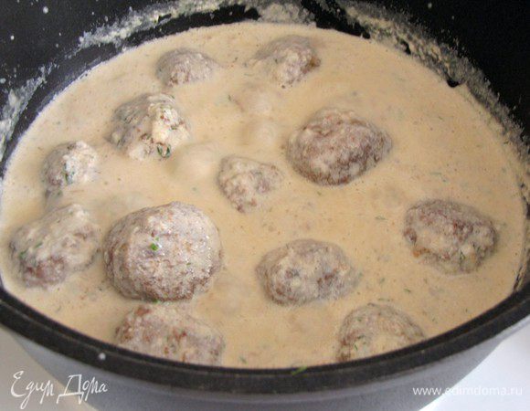 Опустить в сотейник тефтели. Уменьшить огонь и готовить без крышки 10 минут, время от времени помешивая.