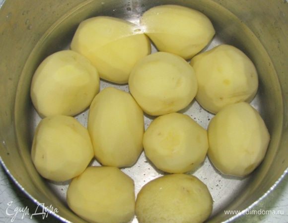 Итак, все очень просто. Чистим картофель и ставим ее на плиту вариться. За 5 минут до готовности солим и добавляем кусочек сливочного масла. Так он становится нежнее и приобретает красивый цвет. 