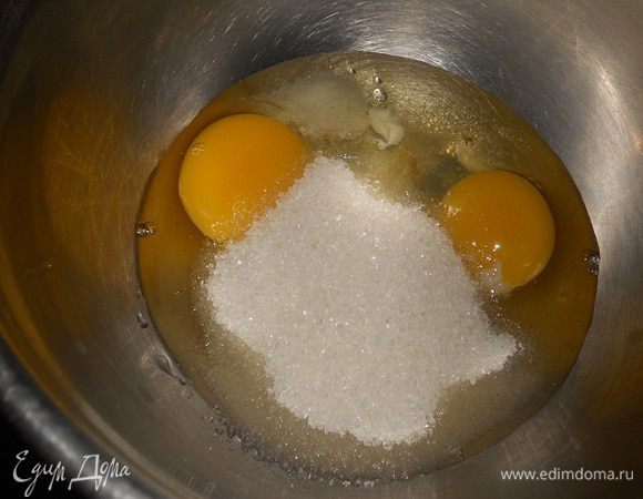 Яйца смешать с солью, ванильным сахаром и 1 ст. л. сахара.