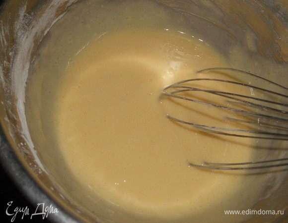 Добавить муку и перемешать до однородности.