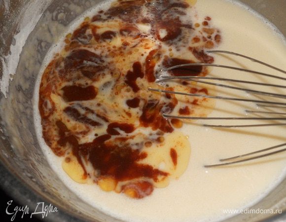 Теперь нужно добавить шоколадное масло. Здесь выбирайте вариант, какой вам по душе - я делала домашнее - 2 ст. л. сливочного масла растопить, добавить 30 г шоколада и 1 ст. л. сахара. Можно взять магазинное масло. Все перемешать и печь блины.