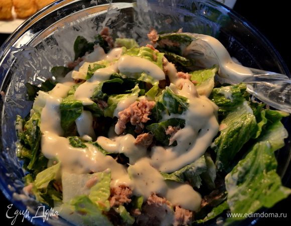 Добавим тунца по частям разделенного. Сверху сбрызнем дрессингом.