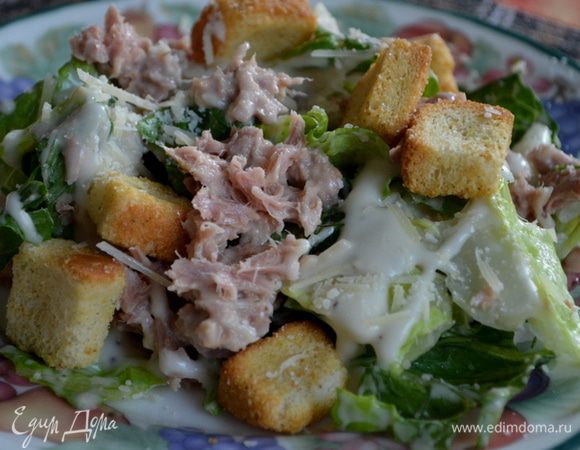 Посыпаем сыром и выложим крутоны. Подаем к столу. Приятного аппетита.
Для дрессинга все смешать в блендере. посолить и поперчить по вкусу и сбрызнуть лимон.соком. Домашний дрессинг готов.