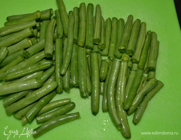 Нарезать зеленую фасоль длиной 5 см.