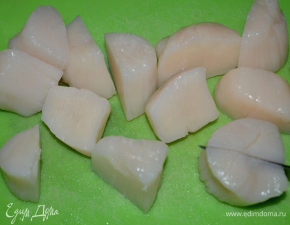 Если морские гребешки крупные, нарезать их тоже.