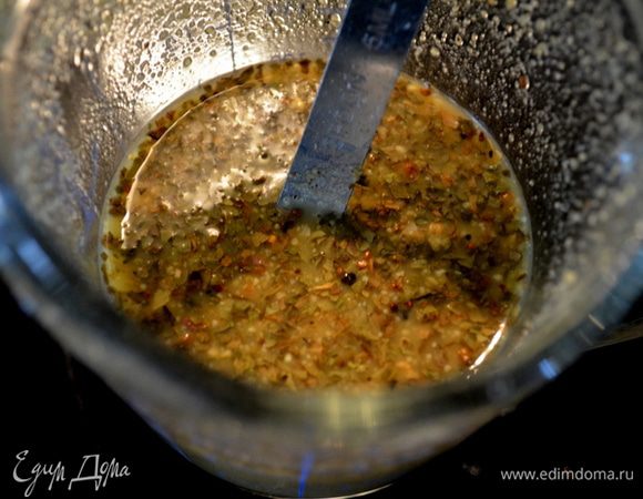 В небольшой миске перемешать бульон,лимон.сок,крахмал, лимон.цедру, базилик и перец.