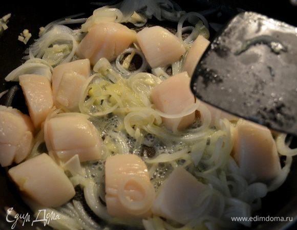 Разогреть масло на сковороде,оно должно стать горячим и не дымить.Добавим репчатый лук,чеснок и жарим 1 мин. Затем морские гребешки,обжариваем 4 мин.или пока гребешки не станут непрозрачными.
