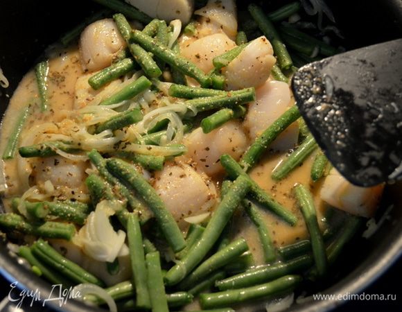 Добавим зеленую фасоль.Взболтнем перемешивая приготовленный крахмал с бульоном и выльем в смесь на сковороду.Доведем жидкость до кипения,помешиваем.Уменьшим огонь и закроем крышкой,тушим 4 мин. или пока фасоль не станет мягко-хрустящей, а гребешки полностью готовыми.