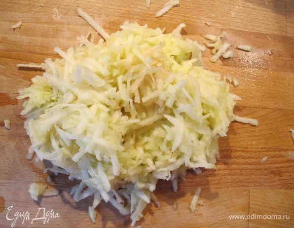 Яблоки очистить от кожи, сердцевины удалить, натереть на крупной терке.