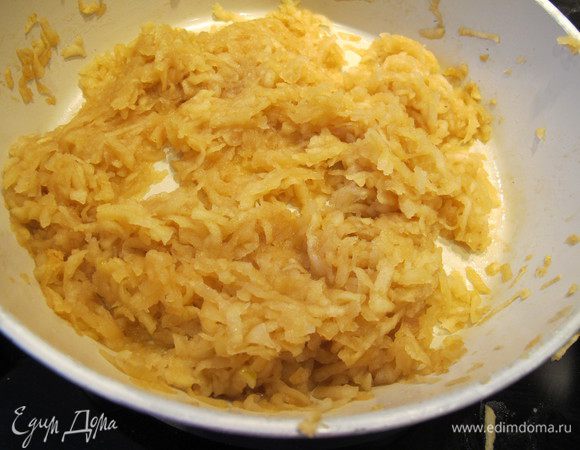 Натертые яблоки обжарить на сливочном масле (25 г), добавить мед, молотую корицу и тушить до мягкости.