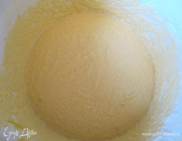 Пока яблоки тушатся, замесить тесто. 
Отделить желтки от белков, белки пока отложить. Желки растереть с сахаром, добавить размягченное сливочное масло, сливки, просеянную муку. Теперь взбить 3-4 белка (остальные нам понадобятся позже), влить в тесто, все еще раз тшательно перемешать.