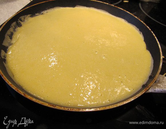 Выпечь на сковороде 8-10 блинчиков средней толщины.
