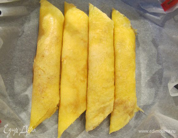 Готовой яблочной начинкой начинить блинчики, свернуть их в трубки и положить одна на другую (в 2 ряда: 4 снизу и 4 сверху).