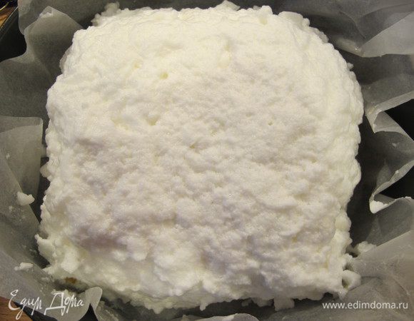 Оставшиеся белки взбить в густую пену, обмазать наши блинчики. Поставить в предварительно разогретую духовку (180 градусов) на 10-15 минут (белковое суфле должно сверху покоричневеть).