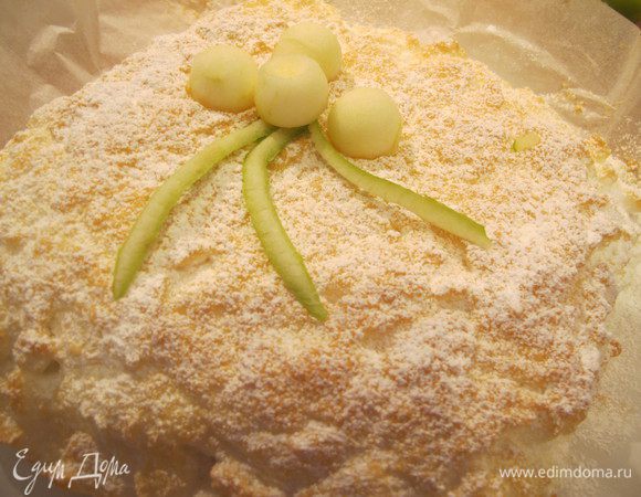 Готовый соложеник посыпать сахарной пудрой и украсить яблоками. Приятного аппетита!