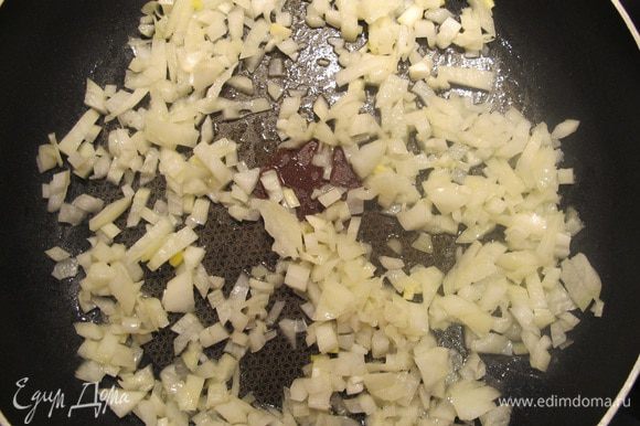 Сначала приготовим соус: Лук произвольно порезать, обжарить на оливковом + сливочном масле, потушить до мягкости, добавить муку, перемешать, добавить сливки, перец (много, т.к. соус у нас перечный), соль, отставить в сторону. Соус наполовину готов.