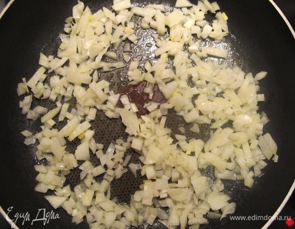 Сначала приготовим соус:
Лук произвольно порезать, обжарить на оливковом + сливочном масле, потушить до мягкости, добавить муку, перемешать, добавить сливки, перец (много, т.к. соус у нас перечный), соль, отставить в сторону. Соус наполовину готов.