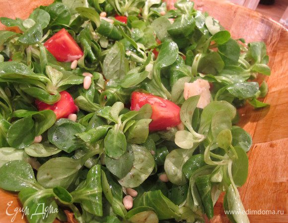 Далее приготовим салат.
Орехи слегка обжарить на сухой сковроде (без масла!), остудить.
Листики корн салата промыть
Черри порезать пополам.
Пармезан порезать тонкими хлопьями.
Все ингредиенты салата выложить в миску, посолить, поперчить, сбрузнуть оливковым маслом и бальзамическим уксусом.