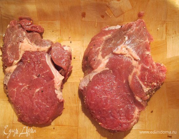 Стейки промыть, насухо промокнуть бумажной салфеткой.
Смазать перечной смесью и оливковым маслом (чуть-чуть). Не солить! 