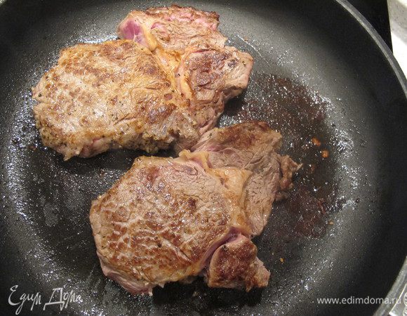 Сильно разогреть сковороду и обажрить стейки с двух сторон примерно по 2,5  минуты с каждой стороны по 2 раза (2,5*2,5*2,5*2,5). 