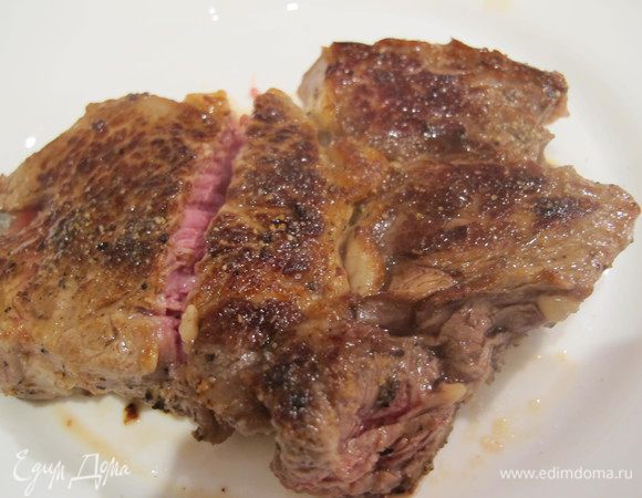 Переложить стейки в тарелку, посолить, поперчить свежемолотым перцем (еще) разрезать пополам.