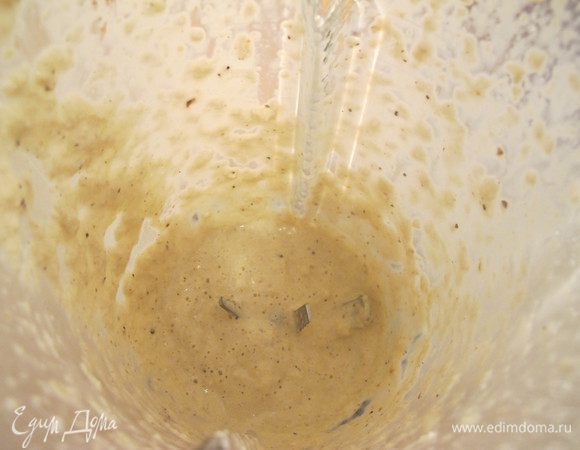 Выделившийся из мяса сок добавить в перичный соус, сделать нужную консистенцию соуса с помощью блендера. Ужин готов :) Приятного аппетита!