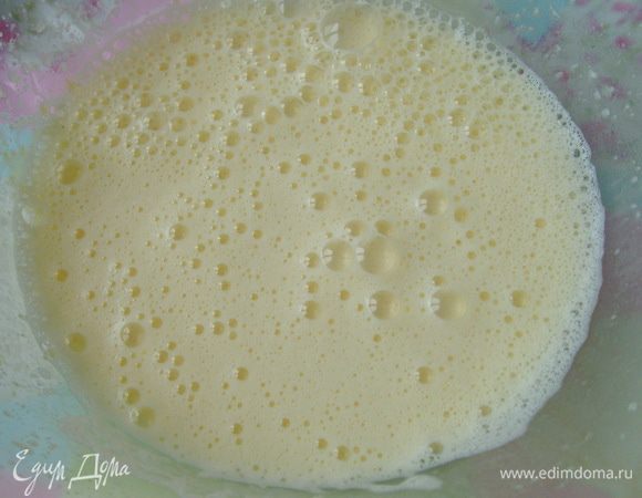 Взбить желтки, половину сахара, молоко и растительное масло.