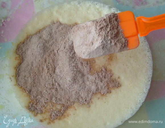 Вмешать в несколько этапов к желтковой массе сухие ингредиенты.