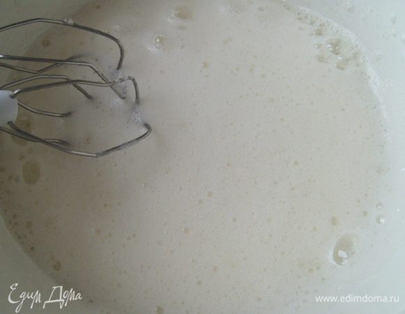 Белки взбить до мягких пиков. 
