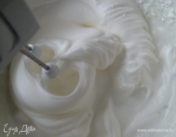 Продолжая взбивать, добавить в три этапа оставшийся сахар и щепотку лимонной кислоты. Взбивать до устойчивых пиков.