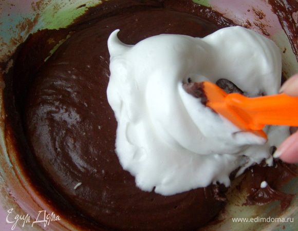 1/3 часть белков добавить в тесто, хорошенько вымешать лопаткой.