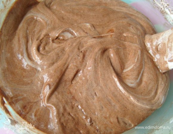 Оставшийся белок в несколько этапов вмешать в тесто, перемешать тщательно, но аккуратно, чтобы белок не осел. На дно формы положить пергамент, смазать растительным маслом и вылить тесто. Выпекать в разогретой до 170 С духовке 40 мин. (при выпекании бисквита духовку не открывать, готовность проверять деревянной шпажкой).