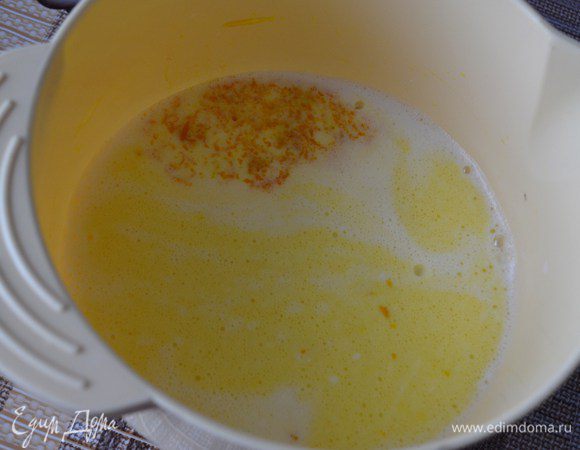 Добавить молоко и цедру апельсина.