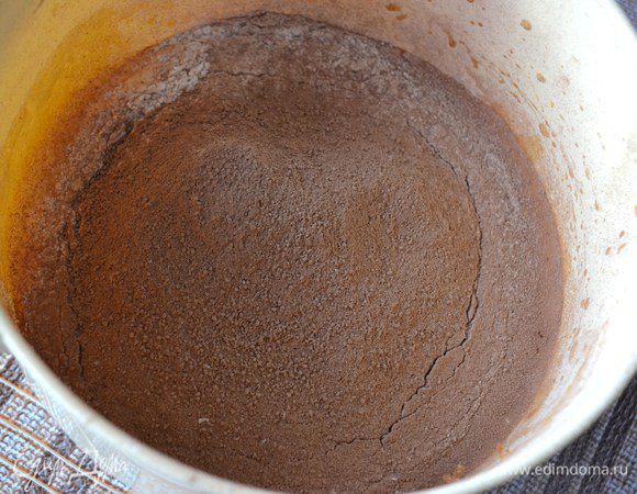 Небольшими порциями всыпать муку с какао. Хорошо взбить, чтобы не было комочков.