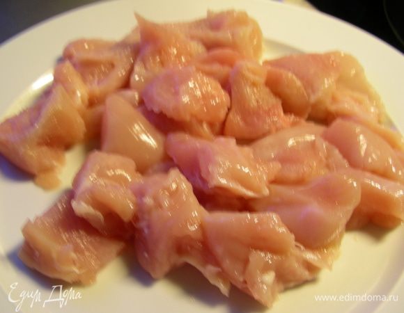 С курицей все по вкусу. Можно из курицы сварить бульон, потом разобрать ее на части и использовать в этом супе. Можно взять готовый бульон, а мясо приготовить отдельно - отварить, запечь, обжарить. Я грудку порезала на небольшие кусочки и обжарила на небольшом количестве оливкового масла, добавив щедро сладкой паприки.
