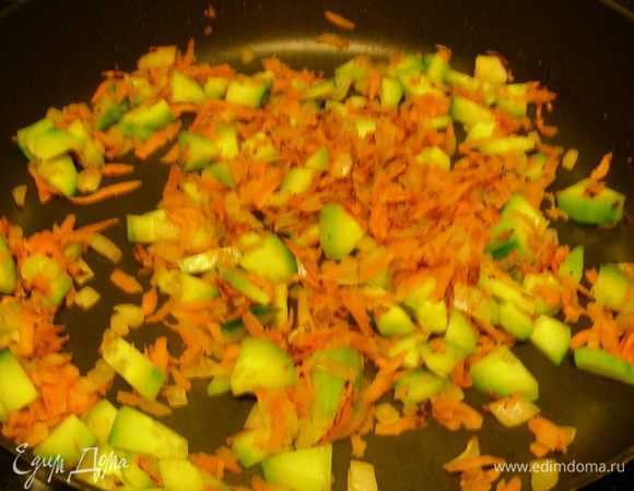 Из овощей делаем зажарку. Лук мелко режем, трем морковь. У меня еще и огурец. Я минут 5 обжарила морковь и лук, затем добавила огурец и подержала еще пару минут.
