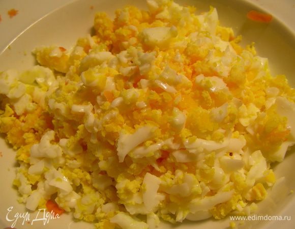 Яйца трем на терке.