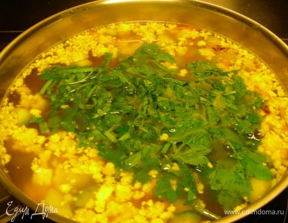 Бульон доводим до кипения, добавляем пасту, готовим пару минут (зависит от пасты, а у меня была уже готовая). Затем добавляем все остальные ингредиенты. Выключаем огонь и даем супчику настояться минут 15.

