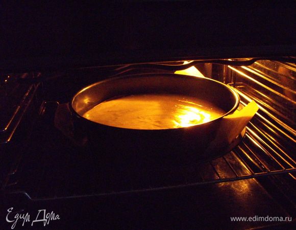 выкладываем в форму (у меня 28 см) и ставим в духовку 180 гр....на 20 - 25 мин.проверяем готовность лучинкой.