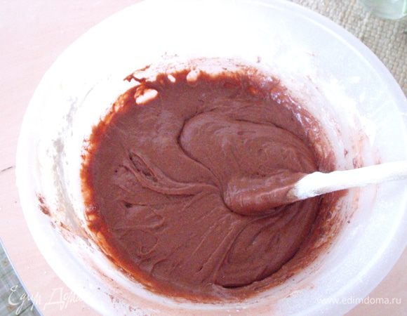 Пока белый корж выпекается, замешиваем тесто для коричневого...