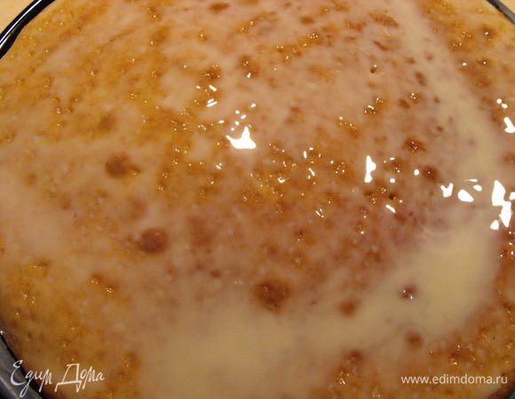 Пропитываем белый корж - все ингредиенты для пропитки смешать...если нет коньяка....можно добавить ром или бренди...ли что то на ваш вкус)))
равномерно пропитываем корж,предварительно обработав его вилкой (не жалея)  